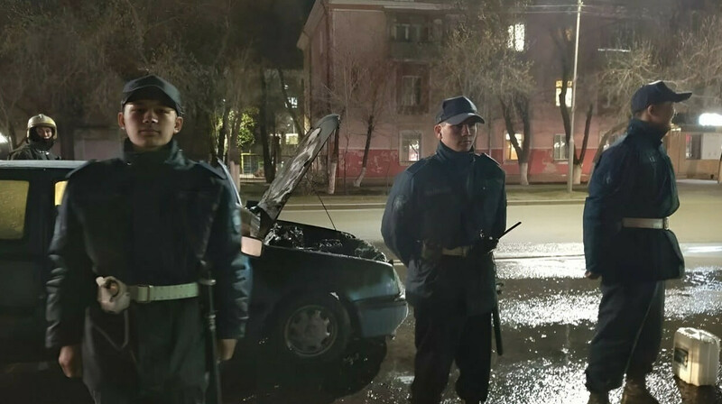 Гвардейцы потушили машину до приезда пожарных в Павлодаре