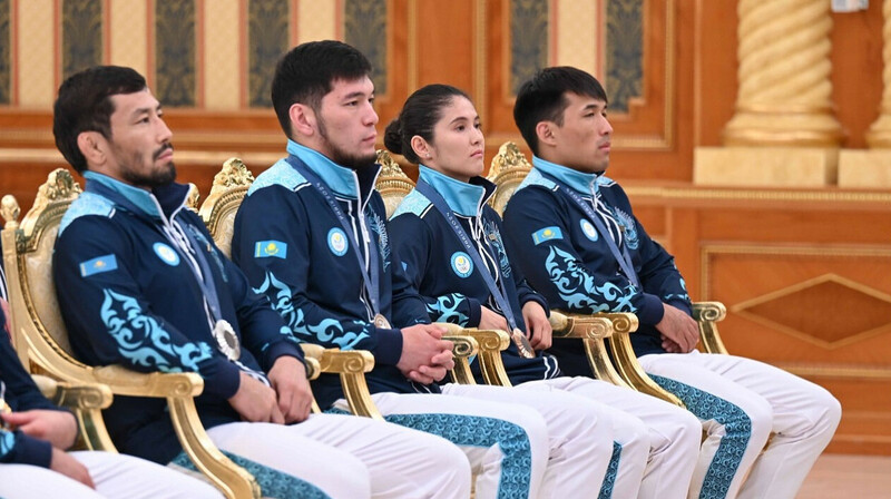 Казахстан выплатил премии призёрам Олимпиады и Паралимпиады